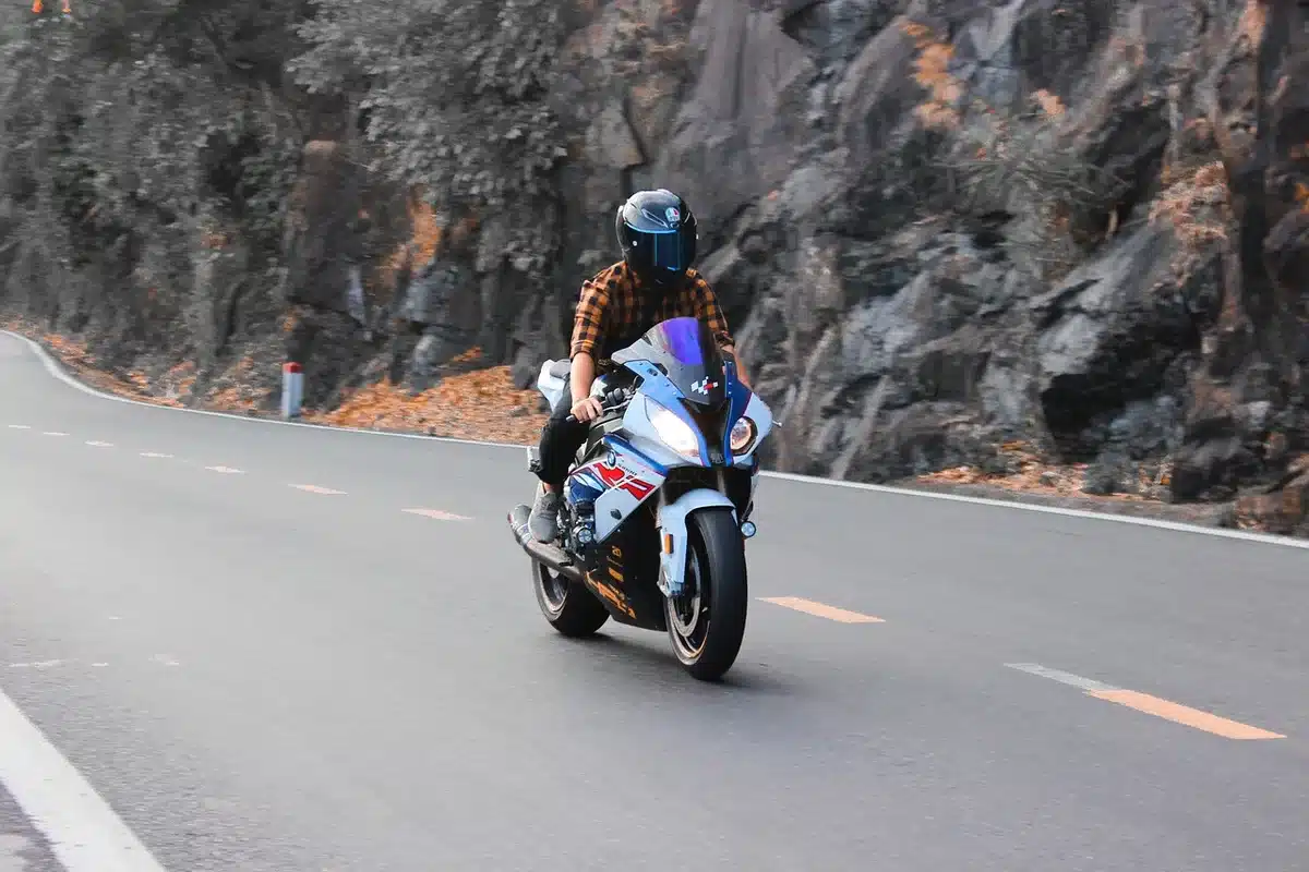 Capacete de motocicleta moderno e equipamento de proteção