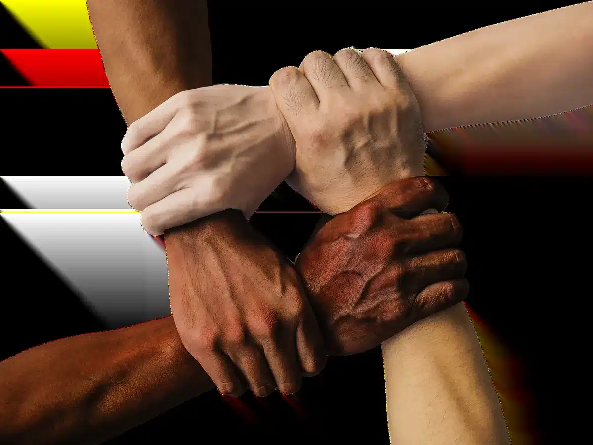 Grupo diverso colaborando, demonstrando liderança e capacidade de resolução.