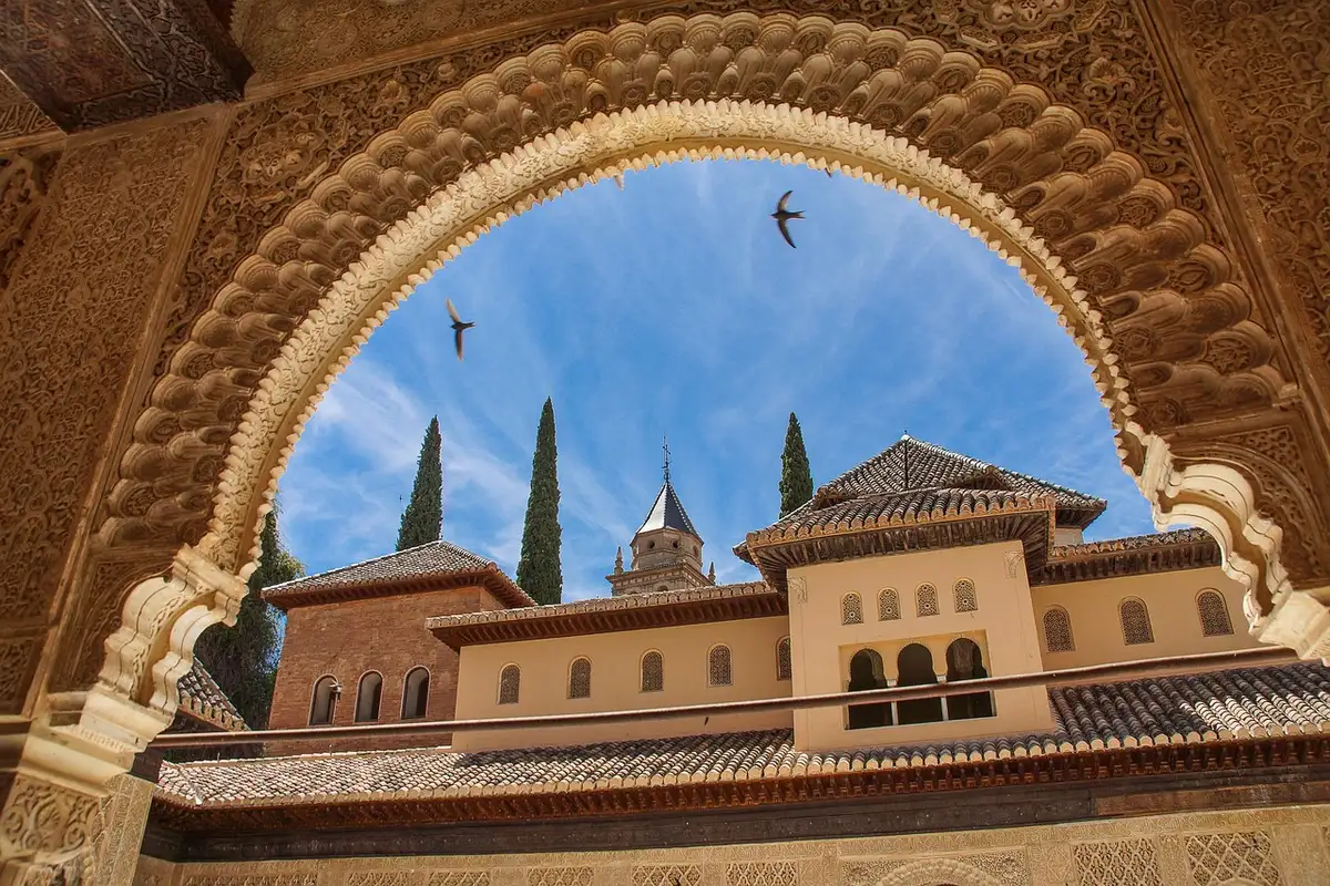 Detalhe de alvenaria medieval com camadas construtivas e técnicas de trabalho em pedra