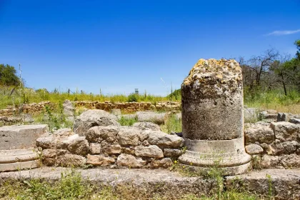 Fachada de palácio antigo com pedra trabalhada, portas em arco e detalhes arquitetónicos históricos