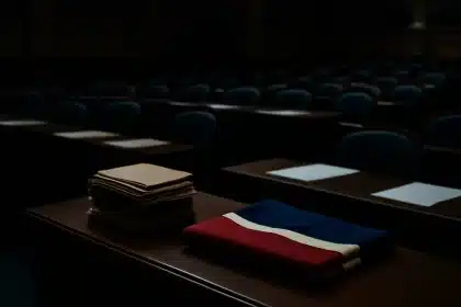 Parlamento aprova comissão de inquérito aos exames nacionais; Seguro veta decreto sobre bandeiras