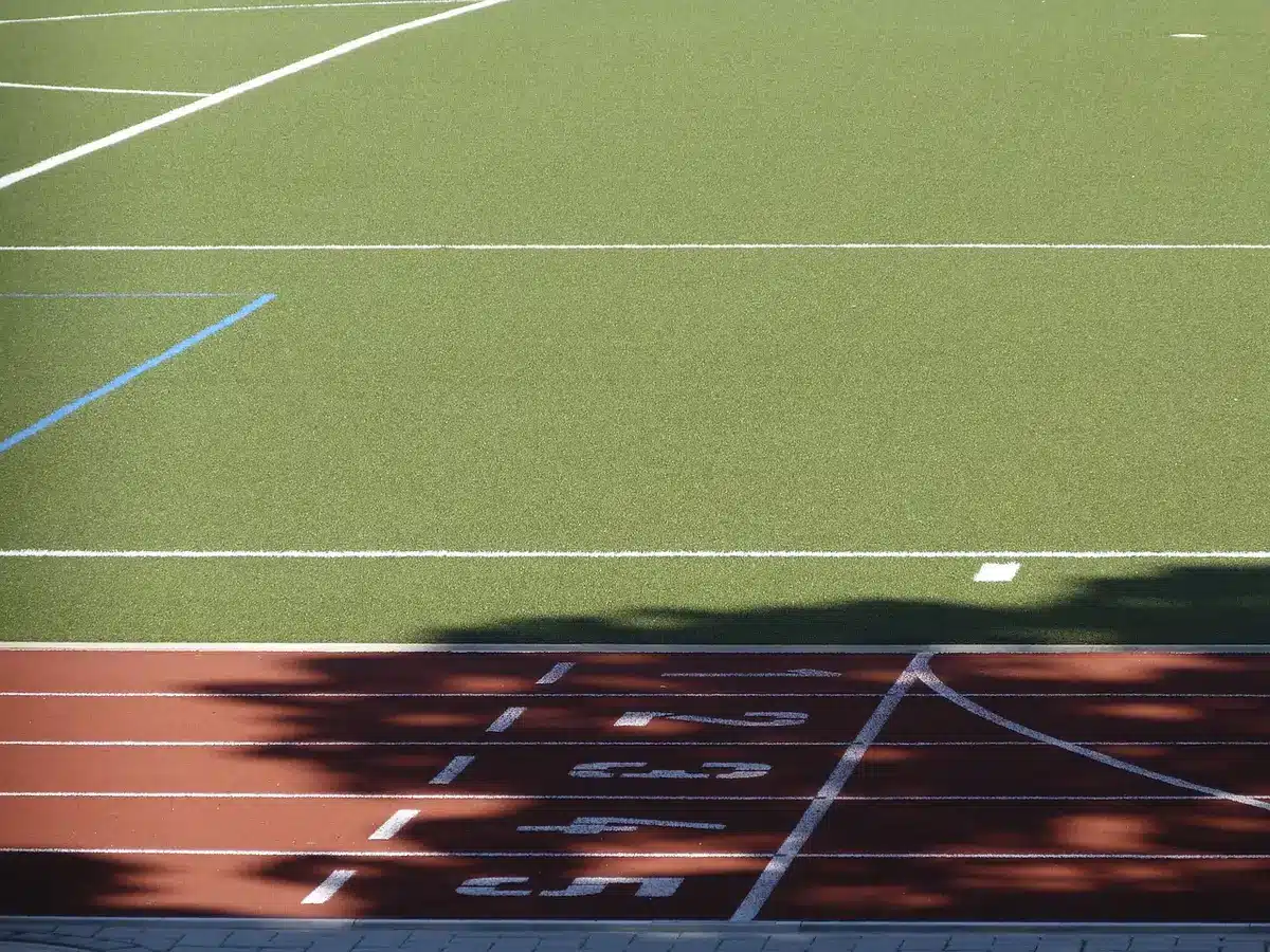 Caiaque de sprint em aproximação à linha de chegada durante uma prova de 200 m