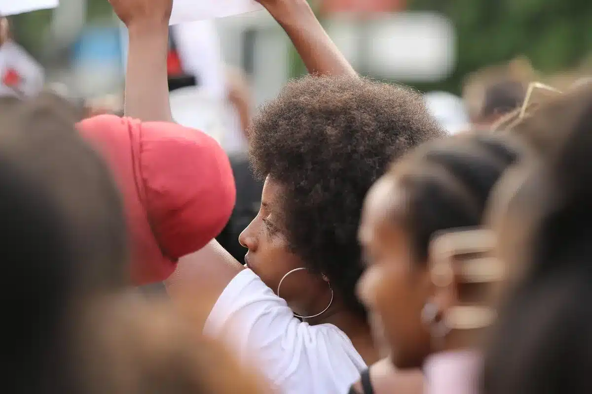 Multidão numa manifestação ou comício político ao ar livre