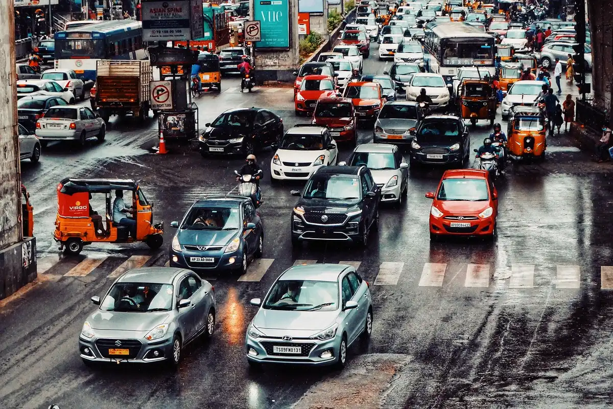 Trânsito congestionado com desvios de rota em estrada urbana