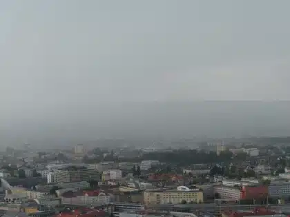 Nuvens carregadas durante trovoada com chuva intensa e granizo caindo