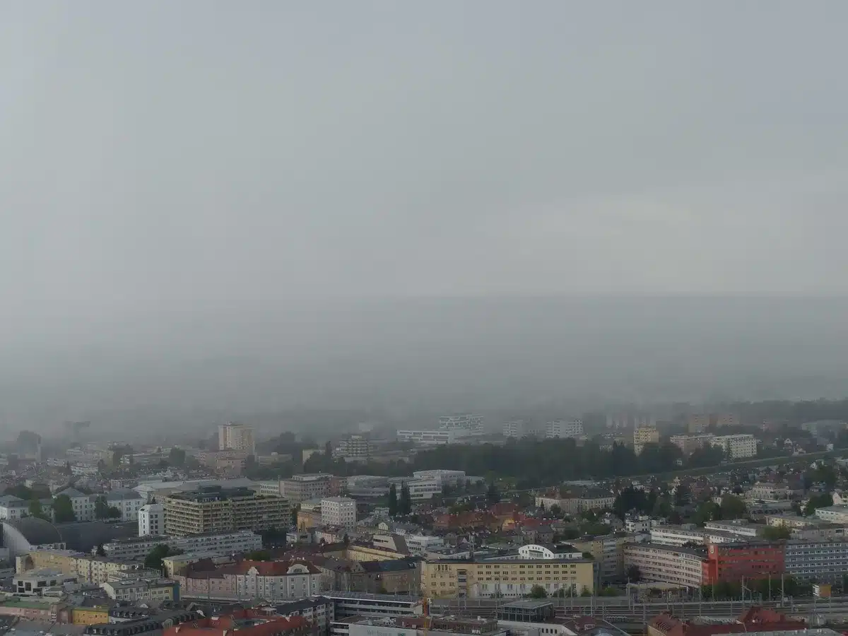 Nuvens carregadas durante trovoada com chuva intensa e granizo caindo
