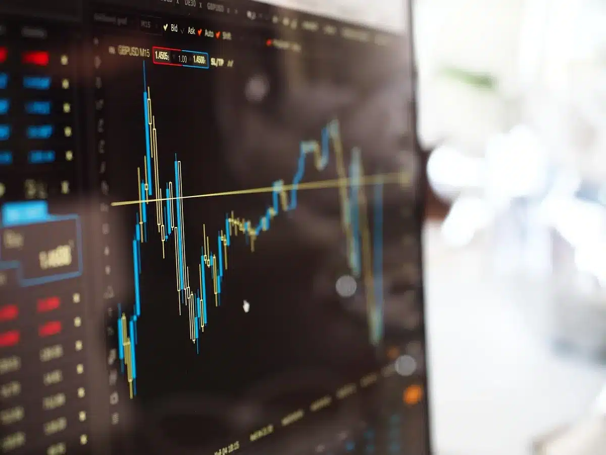 Gr&aacute;ficos de indicadores econ&oacute;micos mostrando crescimento e redu&ccedil;&atilde;o de desemprego
