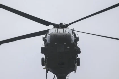 Helicóptero de combate a incêndios em operação durante fogo florestal