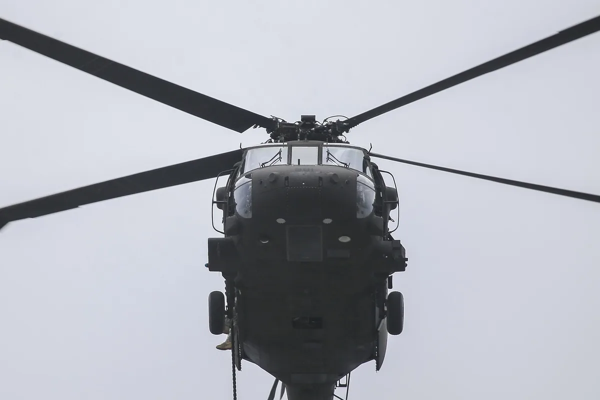 Helicóptero de combate a incêndios em operação durante fogo florestal