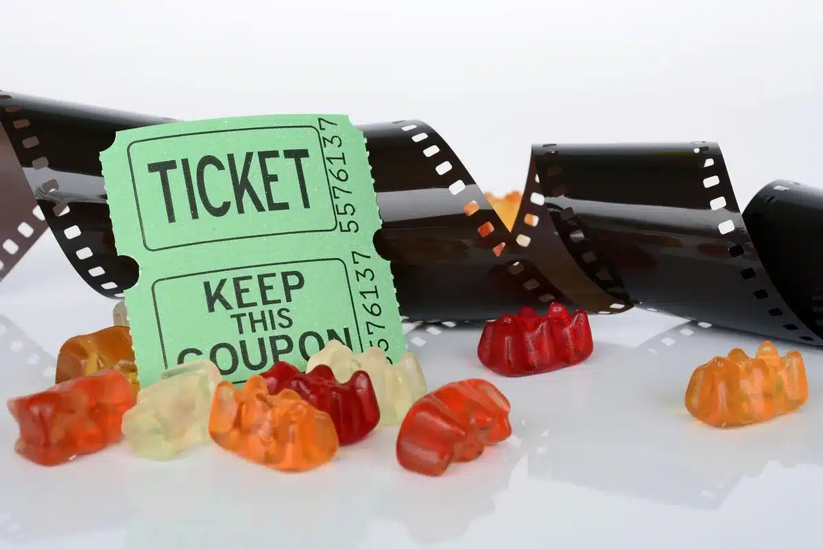 Pessoas na fila com bilhetes de cinema