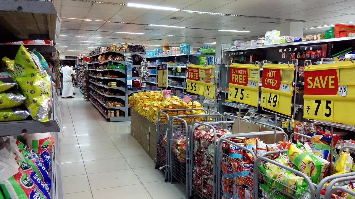 Consumidores a fazer compras, representando o impacto das tarifas nos preços
