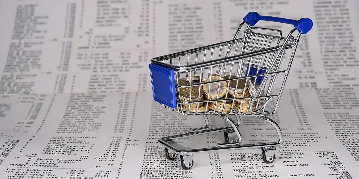 Extratos mensais e números financeiros a mostrar excedente e variações
