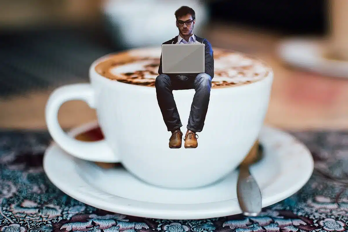 Pessoa a configurar autenticação dois fatores num computador portátil