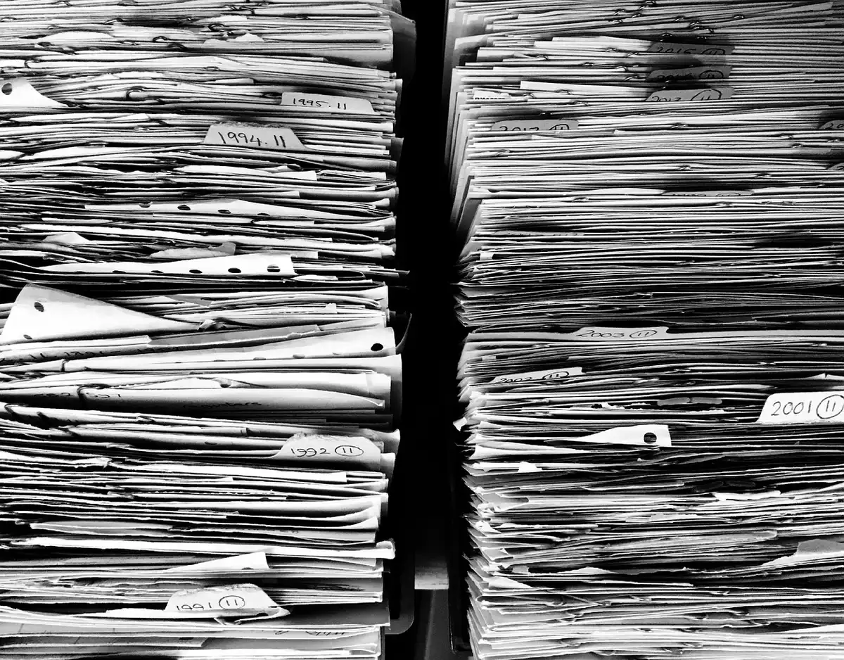 Documento judicial com proibição de contacto em cima de mesa