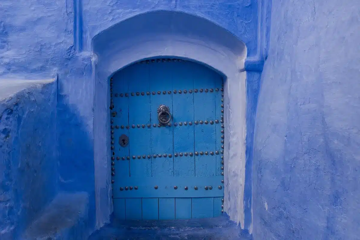 Porta de casa forçada à noite com luzes na rua
