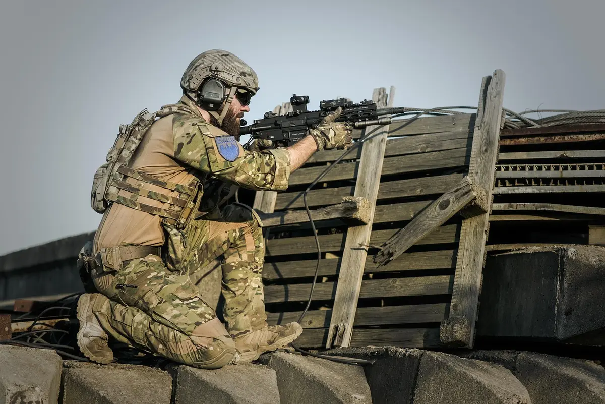 Opera&ccedil;&otilde;es militares em zona de combate com intensidade crescente