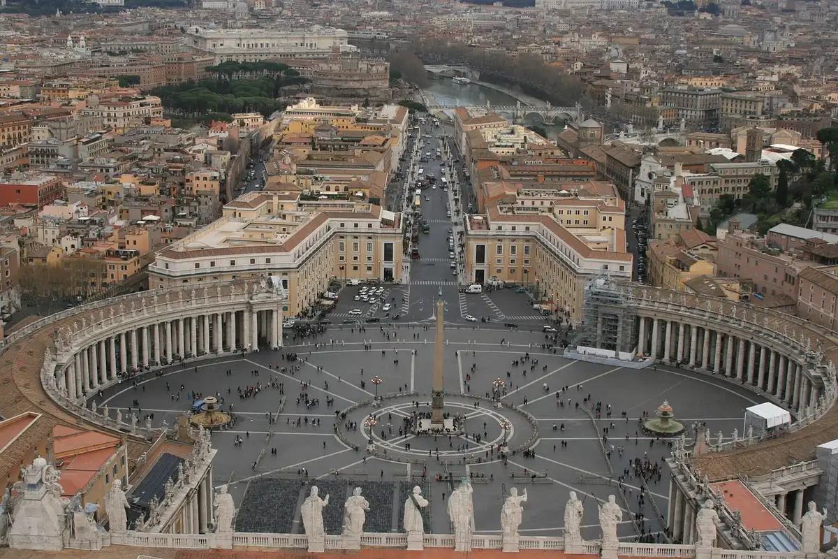 Fachada anónima de igreja que evoca o Vaticano ao entardecer