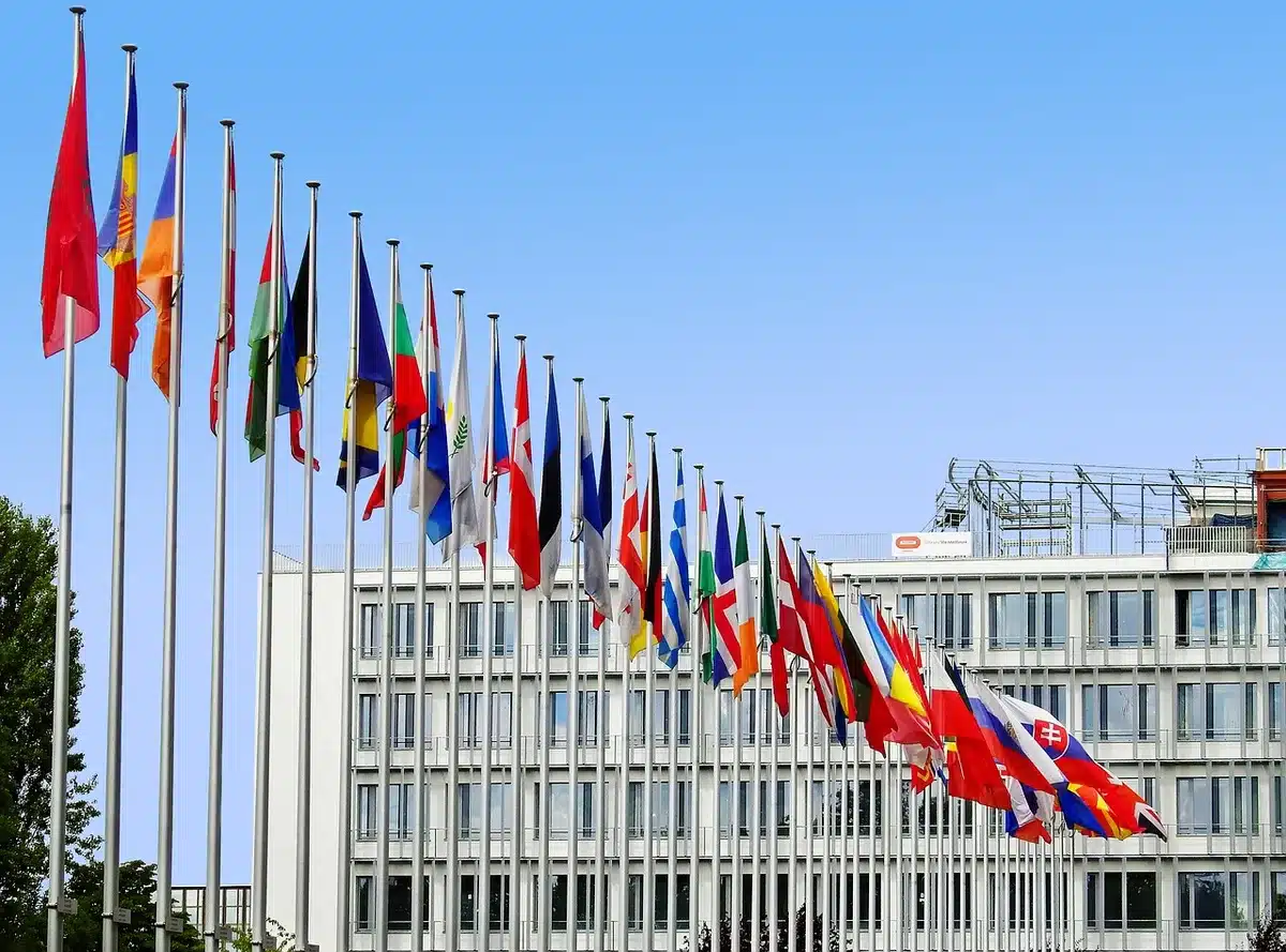 Fachada do Conselho da Europa em Estrasburgo sem bandeiras identificáveis