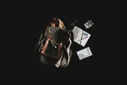 Mala e itinerário de viagem sobre mesa num escritório institucional
