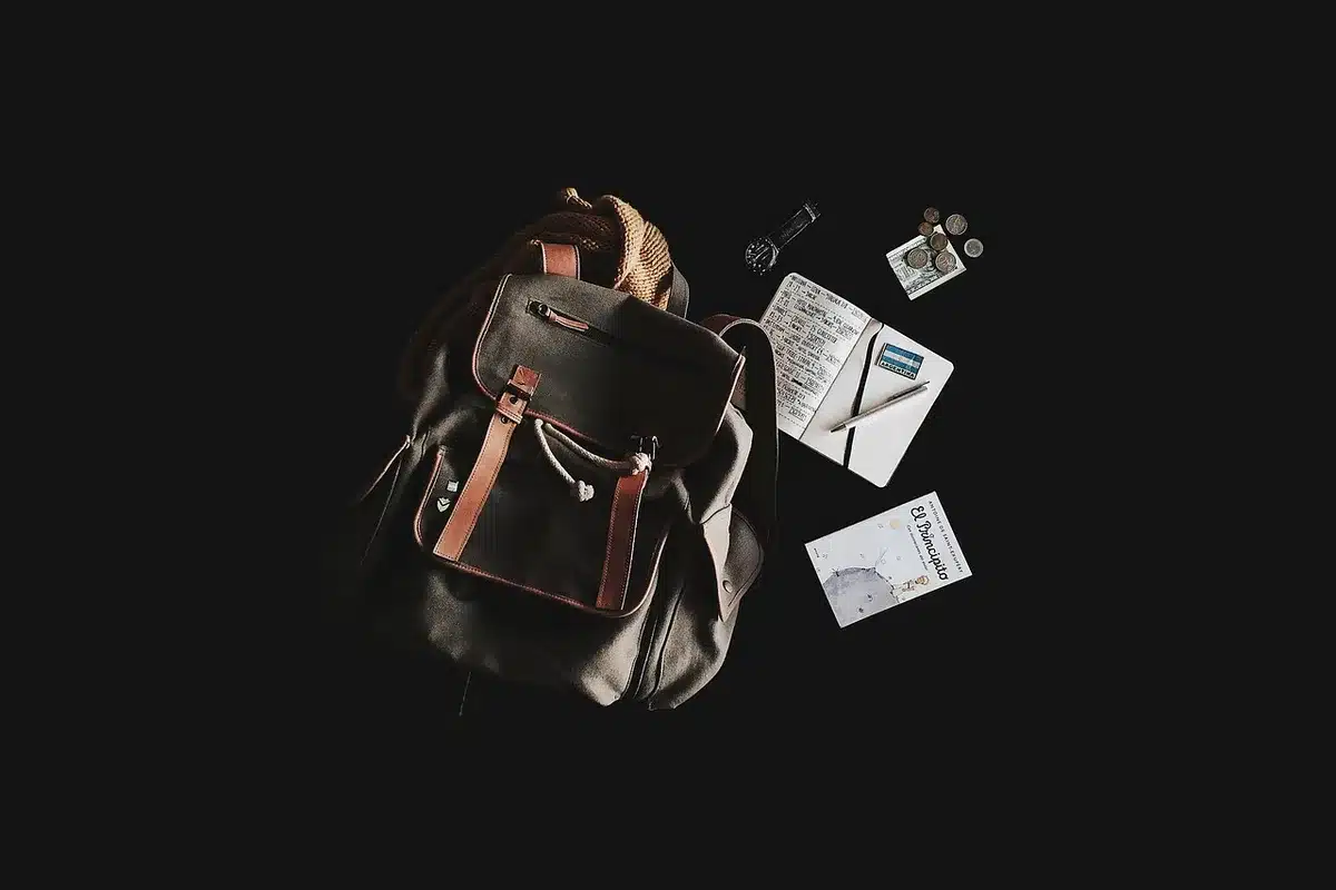 Mala e itinerário de viagem sobre mesa num escritório institucional