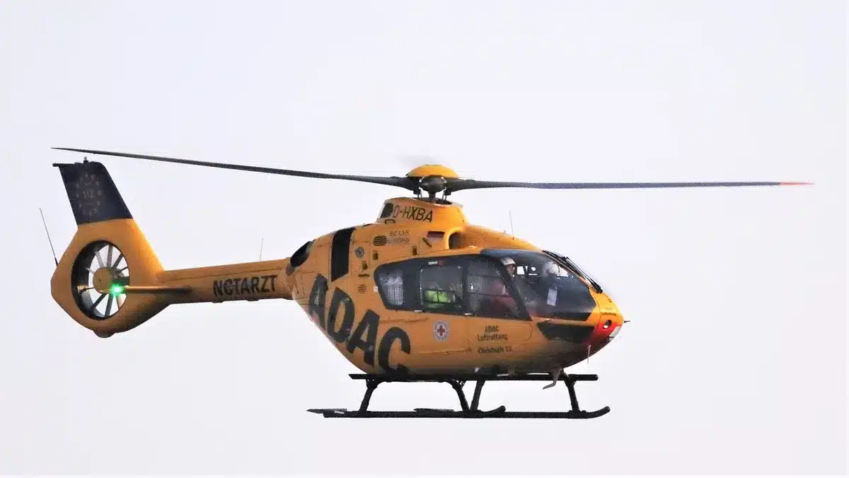 Equipa de emergência junto a ambulância em ambiente rural