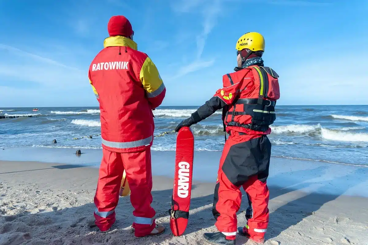 Bombeiros a transportar vítima para ambulância