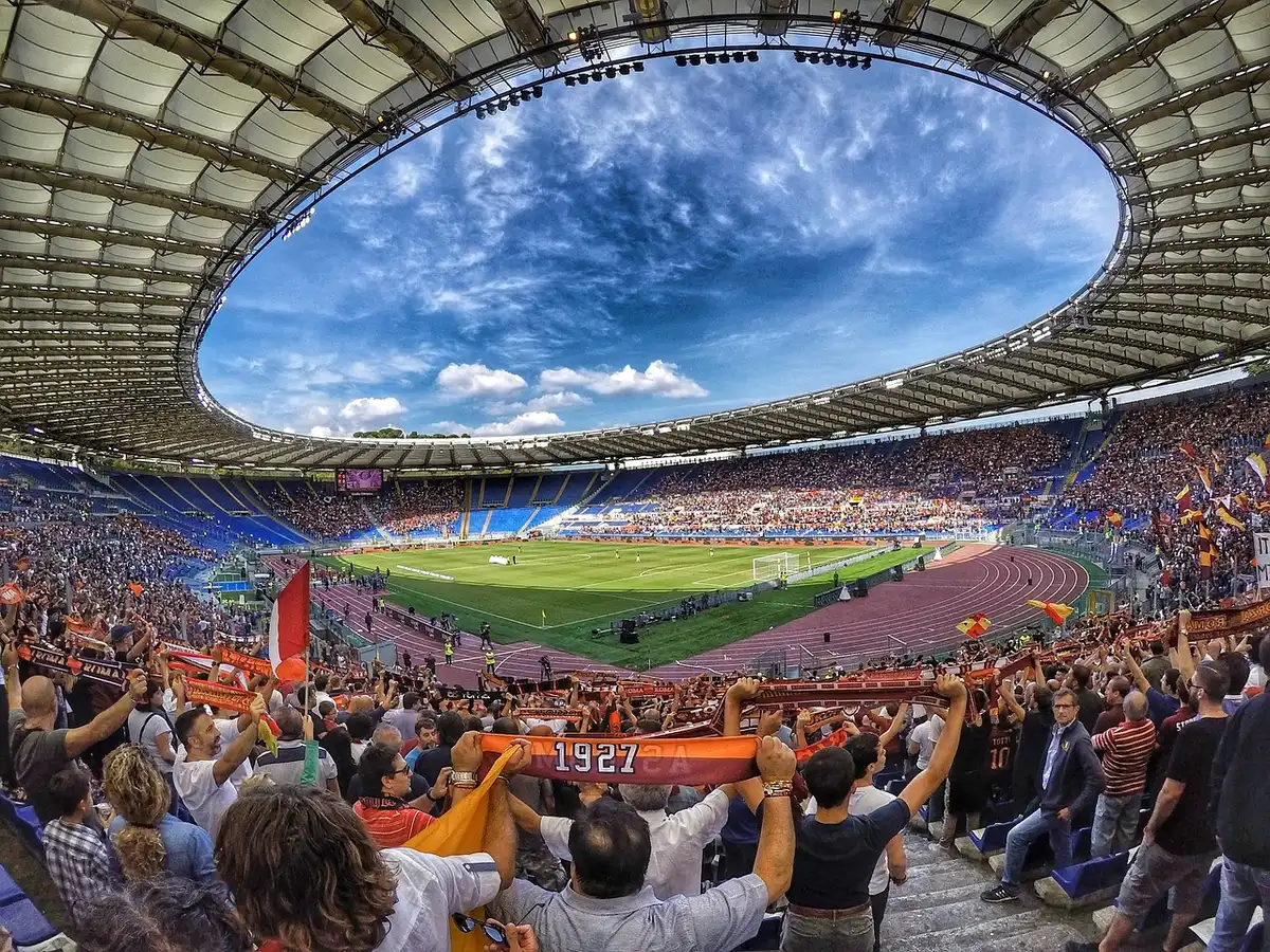 Exterior de estádio e camisas de futebol sem rostos, simbolizando impacto de Ronaldo