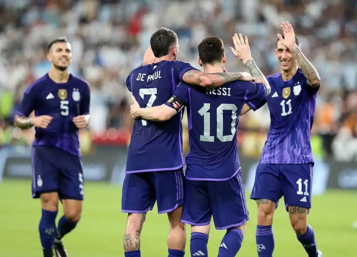 Bandeiras e adeptos anónimos numa bancada antes de um jogo