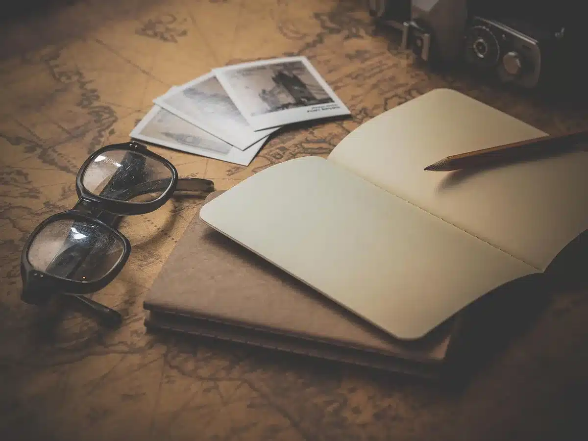 Caderno com notas e caneta ao lado de uma chávena, simbolizando planeamento e estratégia