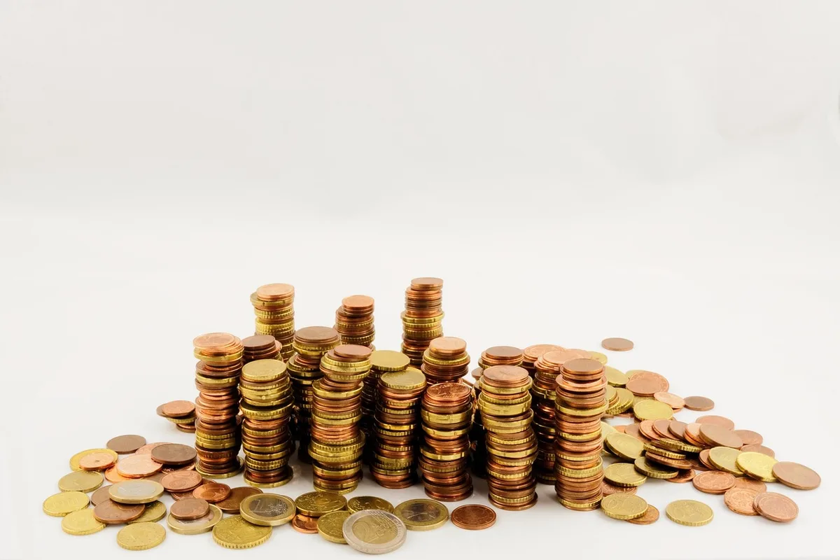 Documentos orçamentais e cálculos com valores em euros sobre uma mesa