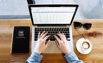 Bancada de estúdio de televisão vazia com microfone e cadernos