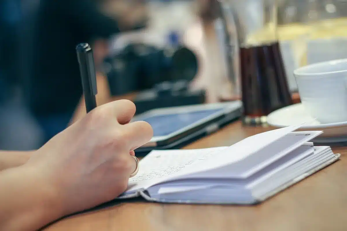 Mesa de mediação com mãos e documentos representando negociação