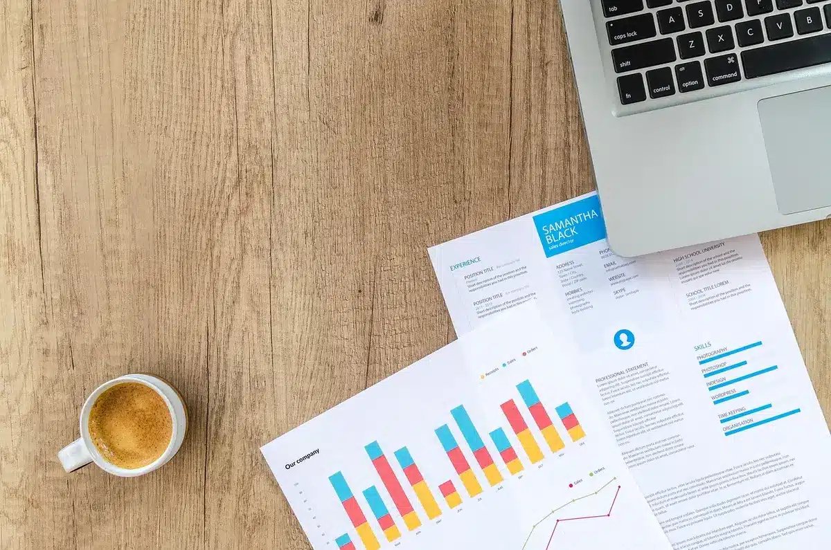 Relatórios financeiros e gráficos que ilustram contas do semestre