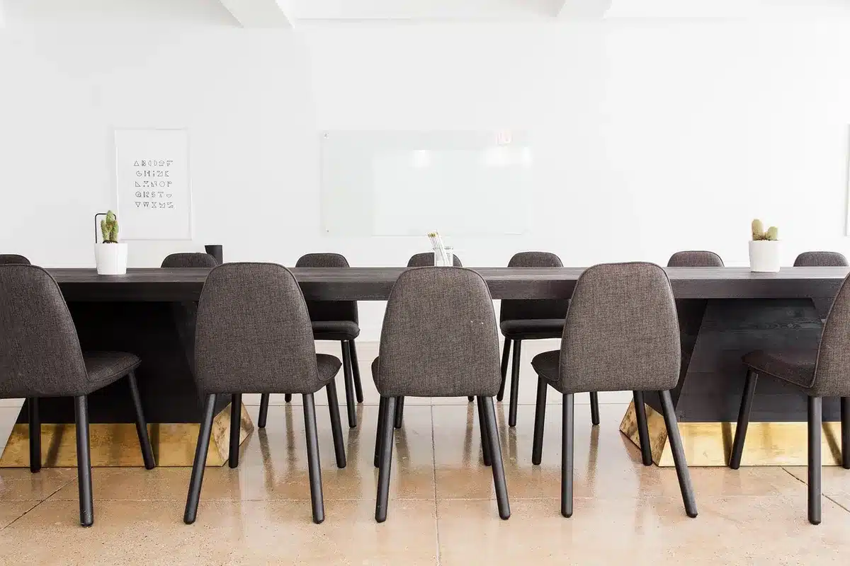 Calendário assinalado em 20 de novembro com sala de reuniões ao fundo