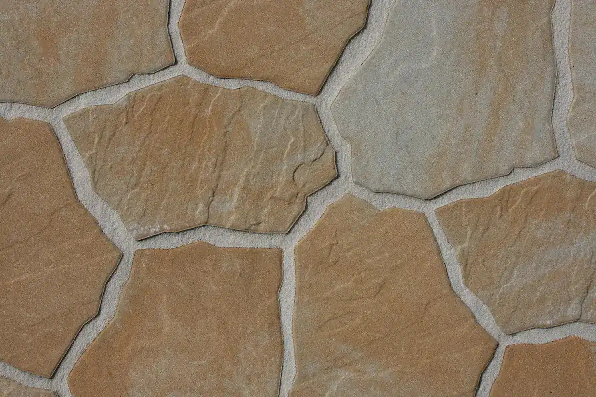 Caixas de azulejos e tubos de PVC empilhados num armazém de materiais