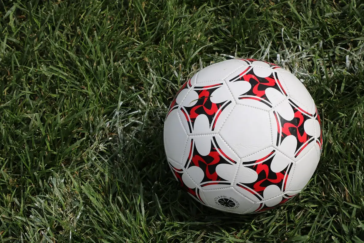 Jogador de futebol vintage correndo com bola, simbolizando Héctor Castro e o golo decisivo