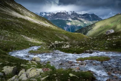 Paisagem rural com lameiros, linhas de água e sebes vista de um monte
