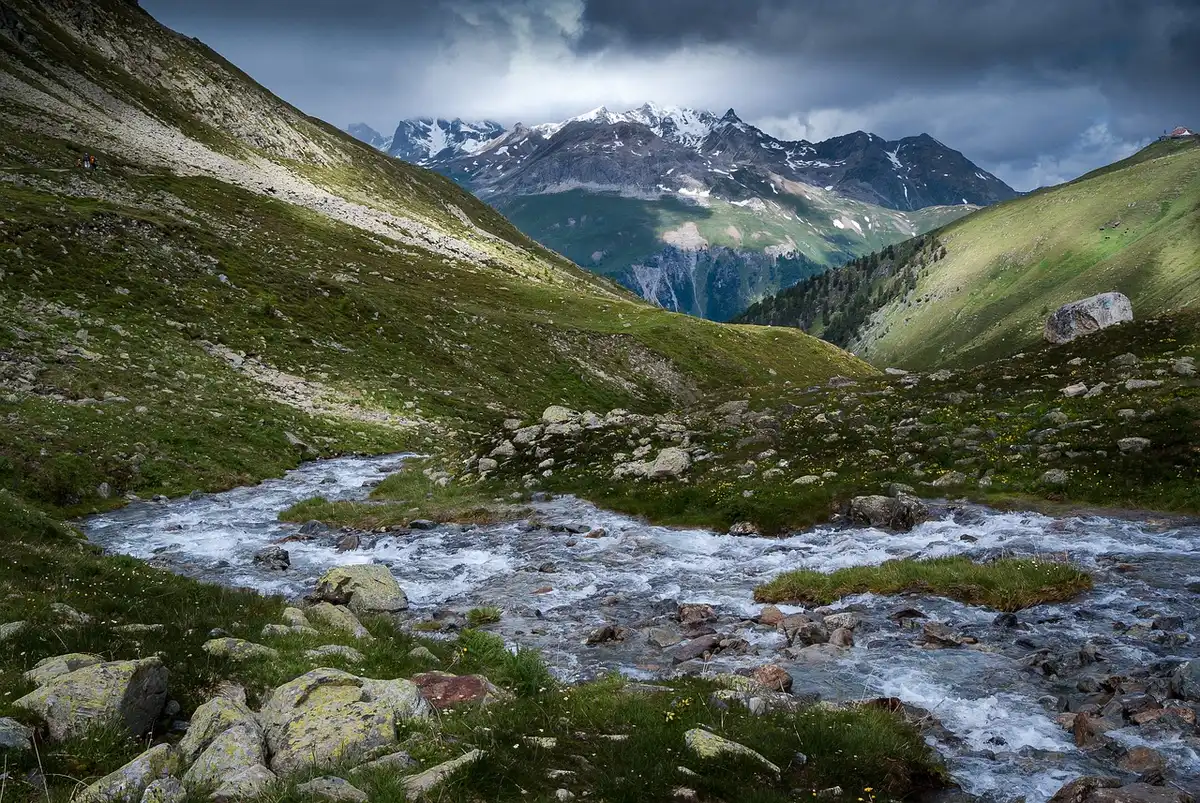 Paisagem rural com lameiros, linhas de água e sebes vista de um monte