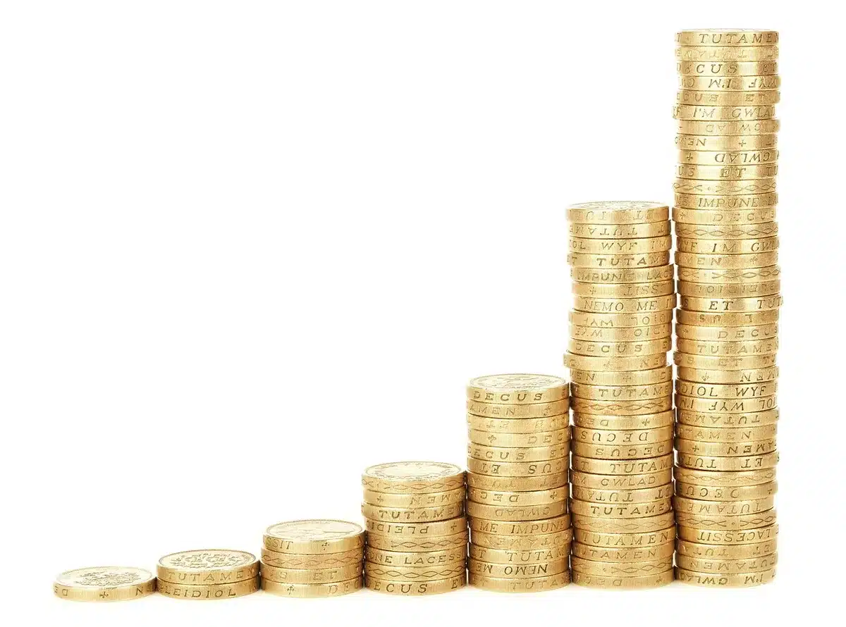 Bilhetes de lotaria e pilha de moedas a indicar aumento do jackpot