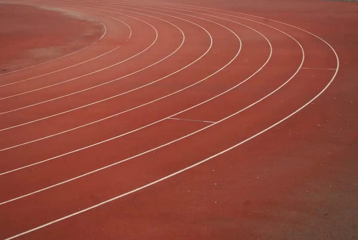 Cobertura do estádio destacando elementos sustentáveis e design para ventilação
