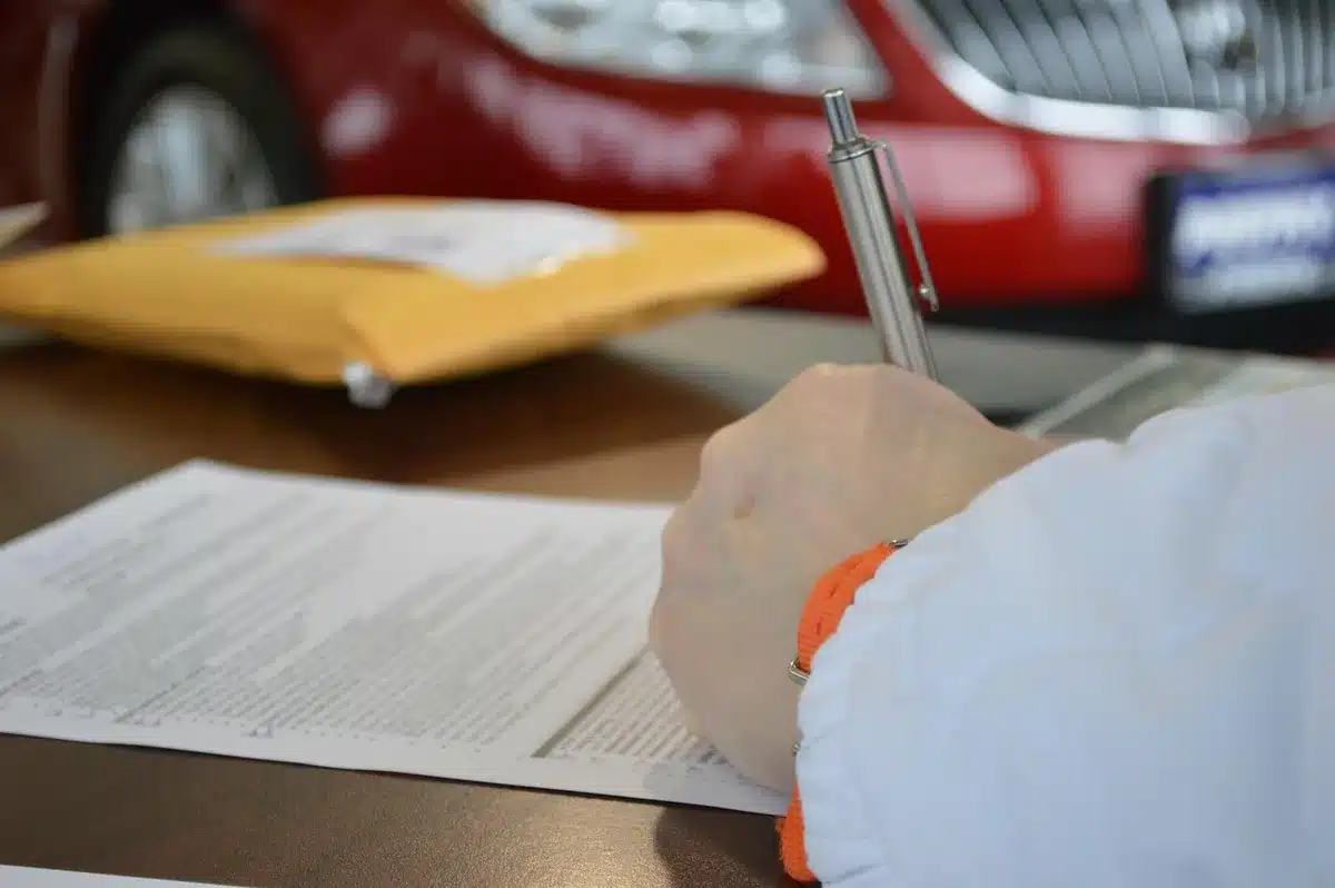Contratos e documentos sobre devolução antecipada de propriedade