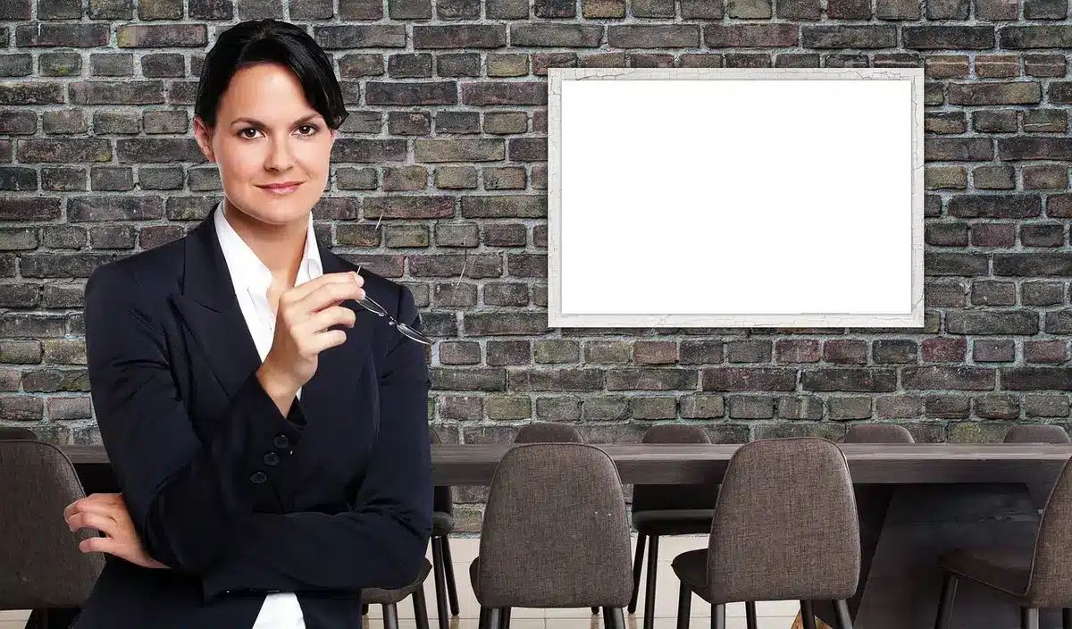 Quadro tático com anotações e setas representando avaliação sucinta