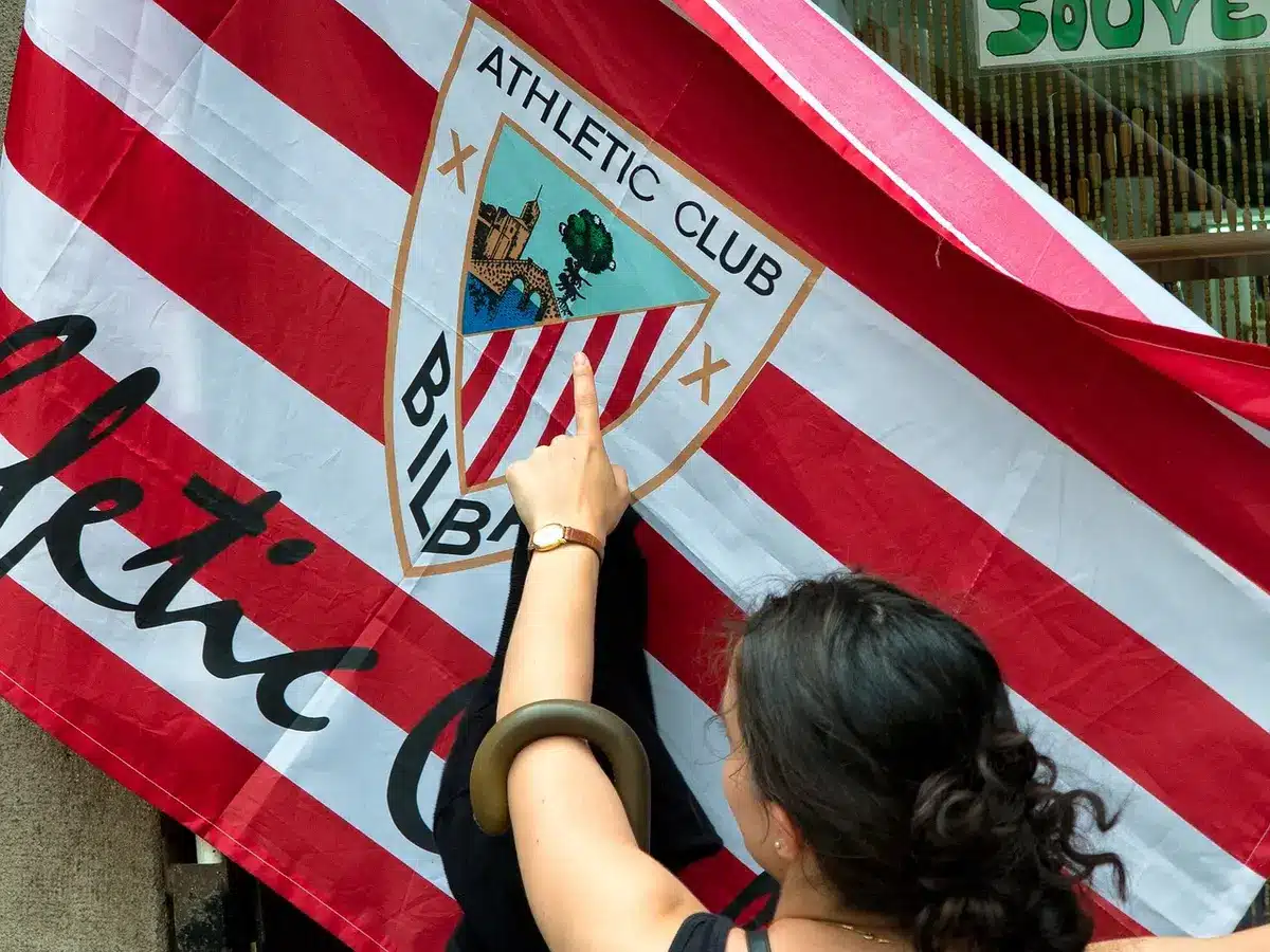 Adeptos anónimos a celebrar junto ao estádio, representando opinião pública