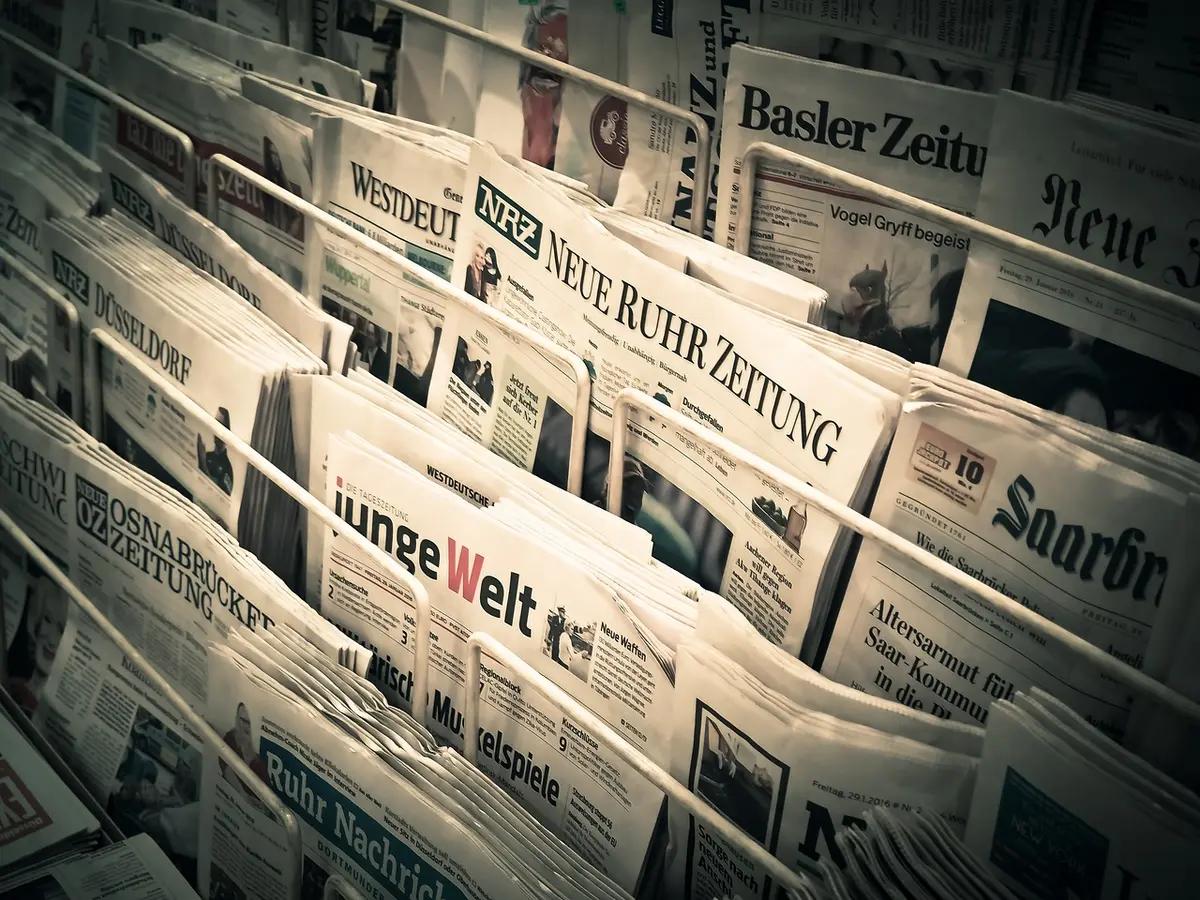 Jornal com sinal de interrogação destacando falta de contexto e autoria