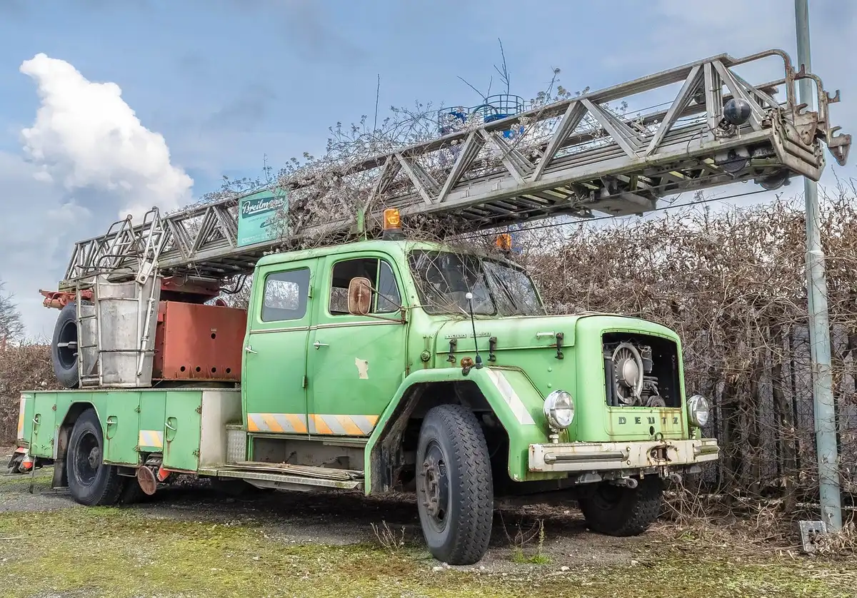Bombeiros junto a um poste elétrico durante intervenção na chuva