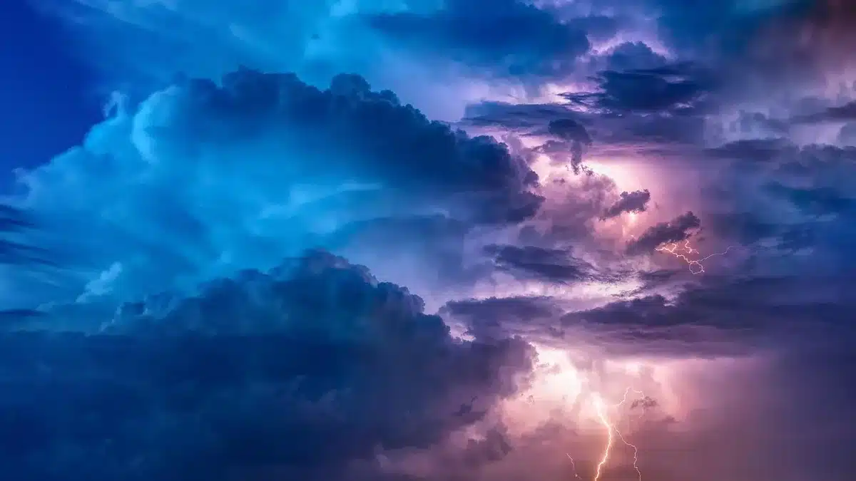Nuvens escuras e atividade elétrica sobre cidades do Norte de Portugal