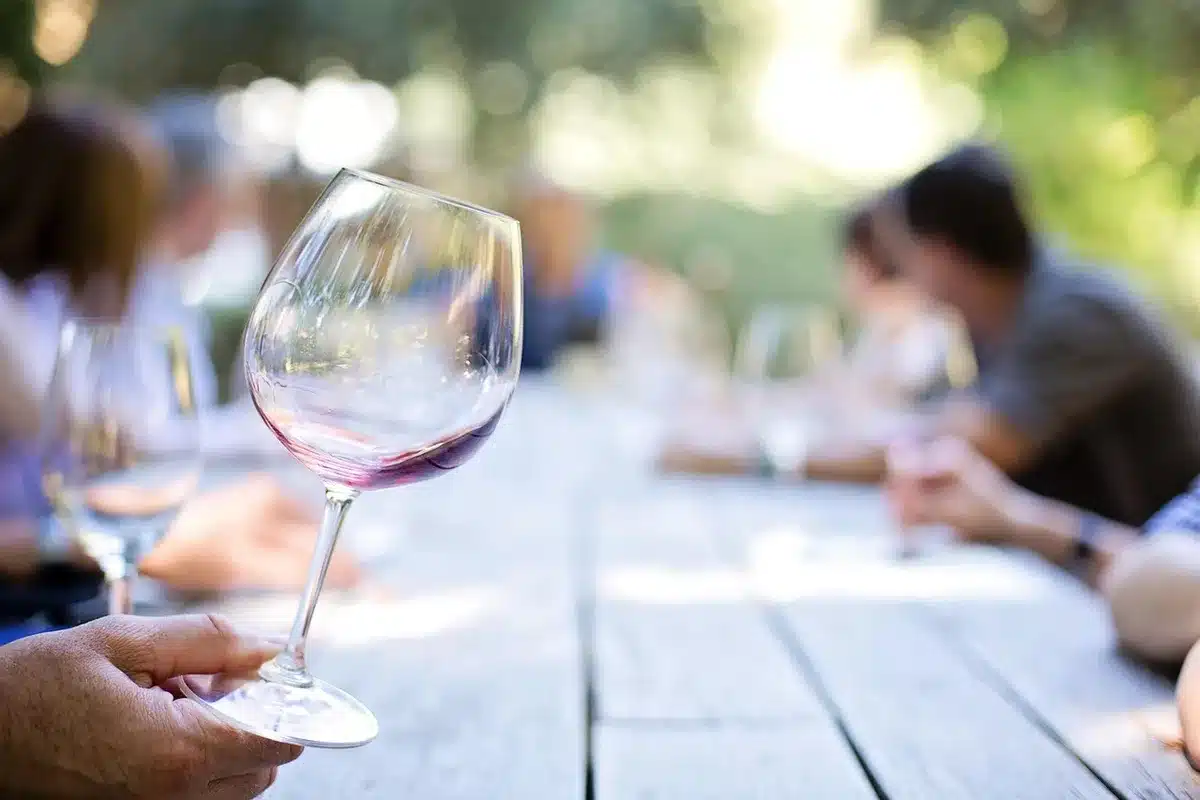 Pátio de adega ao amanhecer com caixas de vinho junto a camiões
