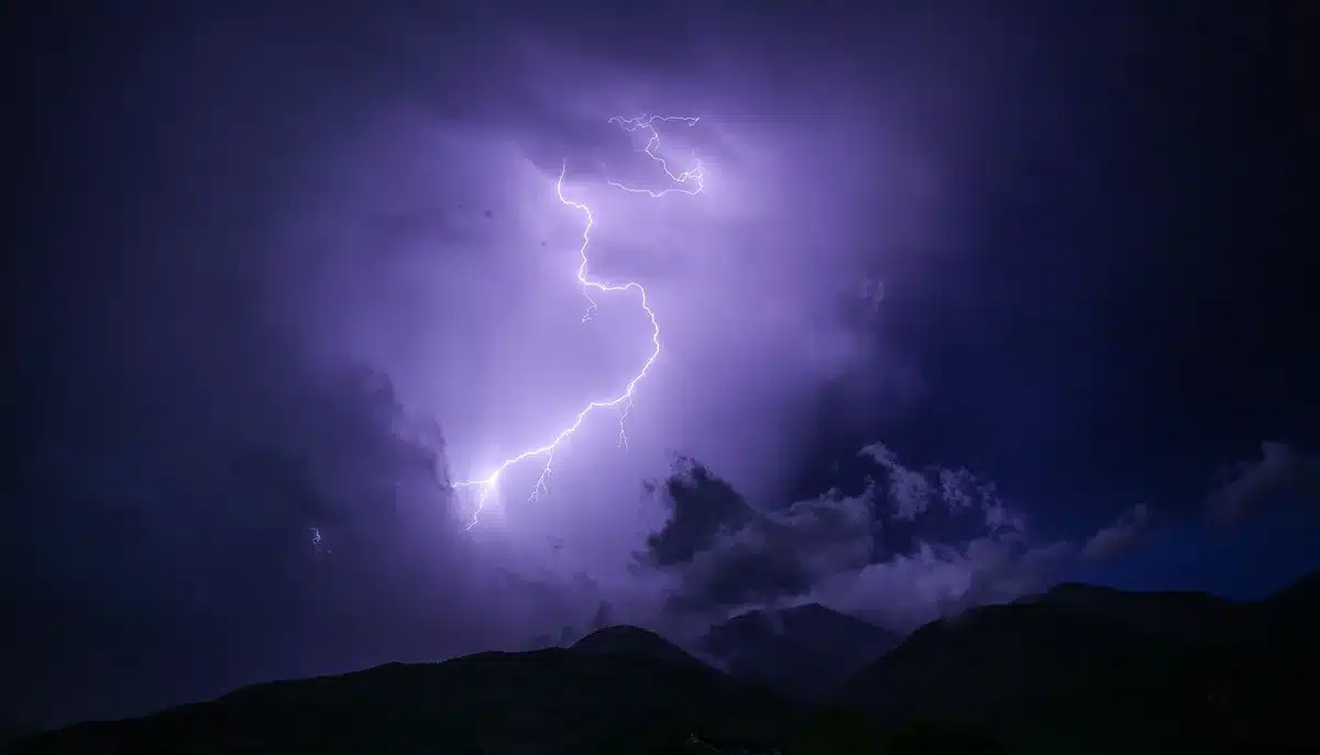 Nuvens de trovoada com relâmpago ao fundo