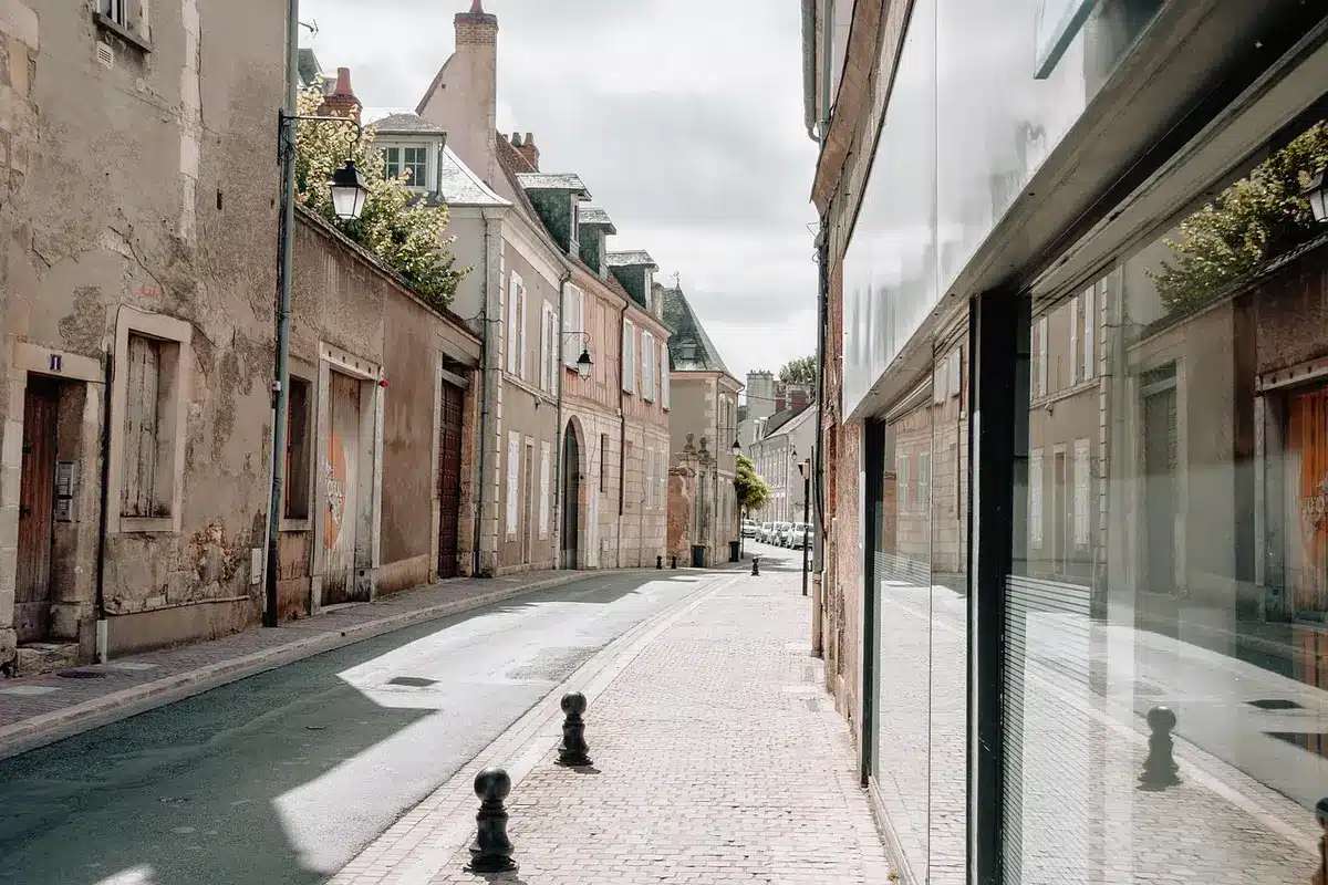 Rua urbana com edifícios vazios a representar falta de soluções de habitação