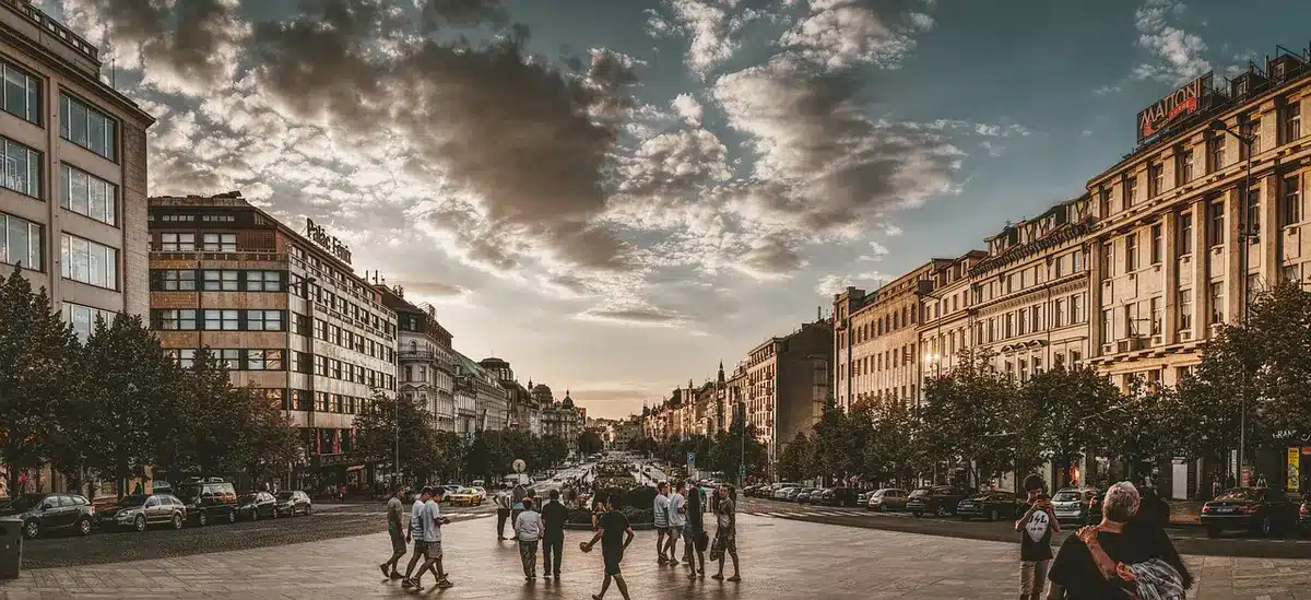 Praça pública com transeuntes e edifício municipal ao fundo